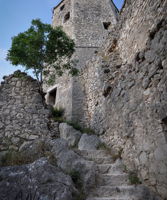 Pocitelj Stairway.